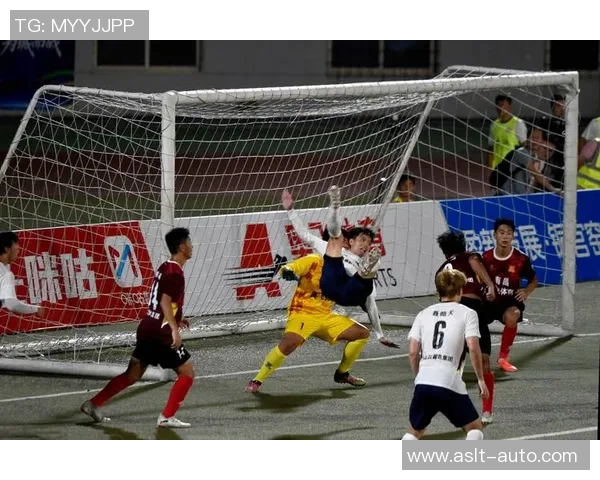 白色秋衣下的足球明星如何在赛场上展现激情与风采